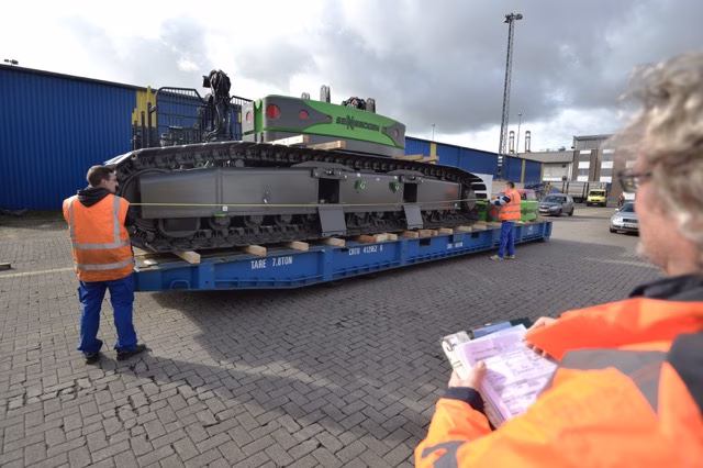 Mitarbeiter vermessen Exportware auf einem Flat.